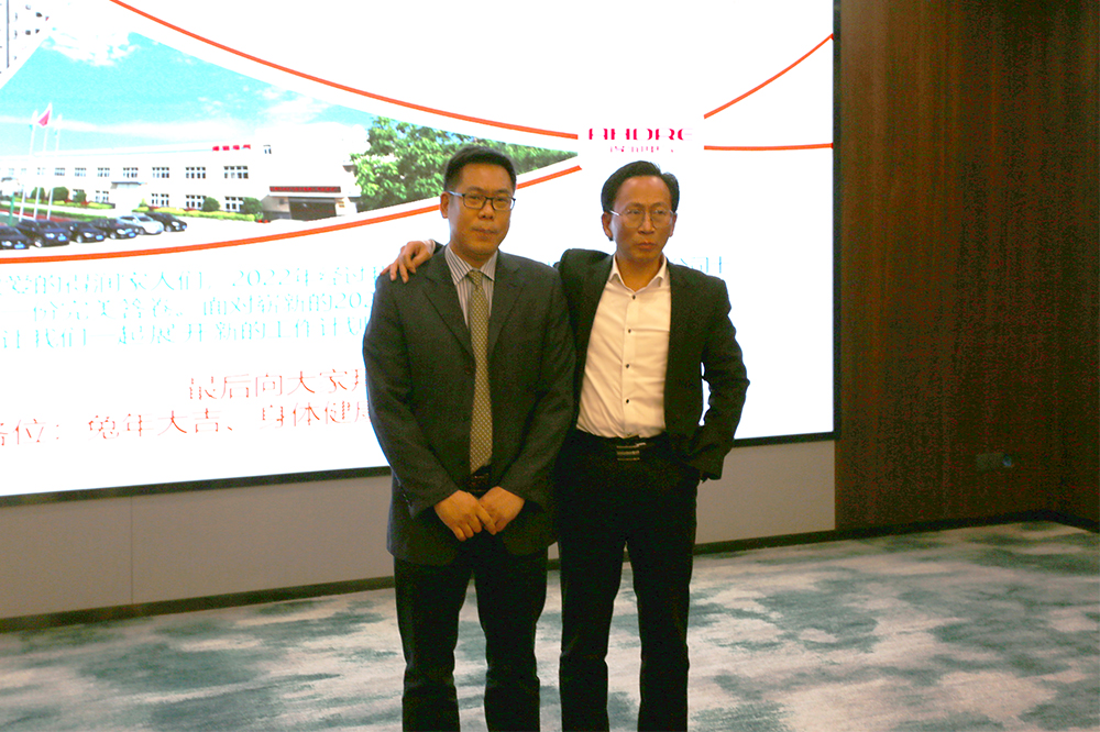 董事長王青和執(zhí)行總裁王愛春合影 董事長王青和執(zhí)行總裁王愛春合影