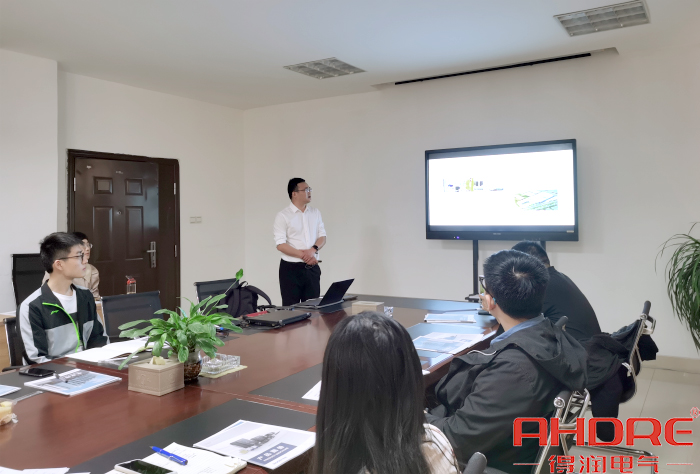 會(huì)議中.jpg 會(huì)議中.jpg