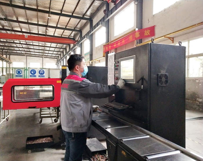 操作人員進行銅排加工.jpg 操作人員進行銅排加工.jpg