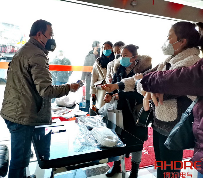 專門設立的體溫檢測站.jpg 專門設立的體溫檢測站.jpg