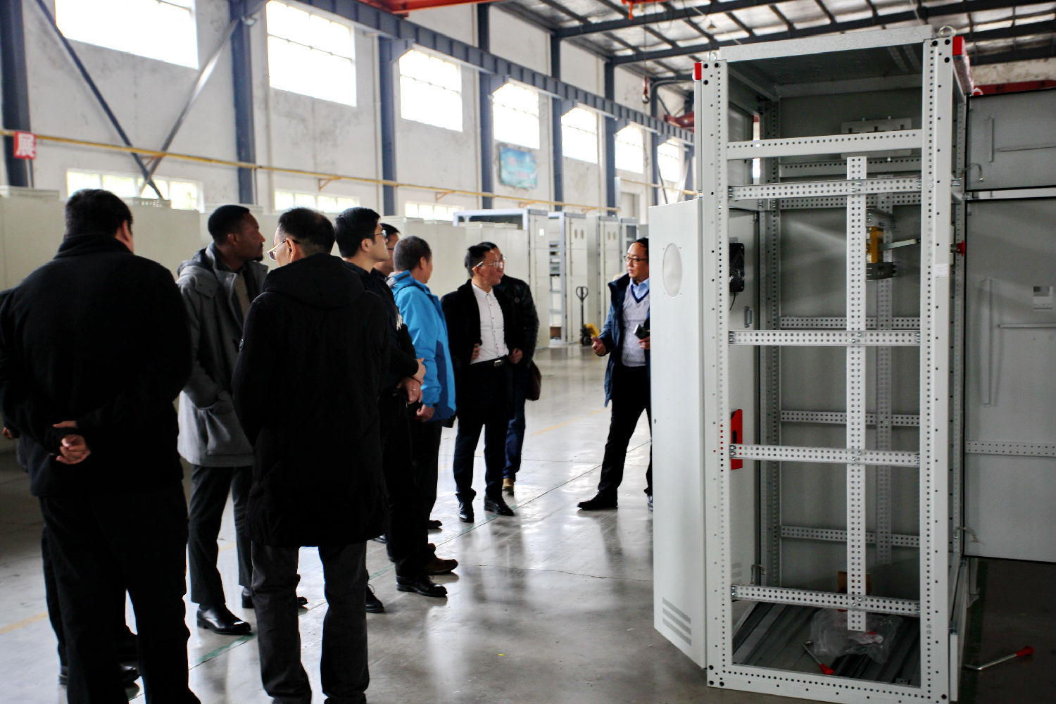 進(jìn)行生產(chǎn)車間參觀 進(jìn)行生產(chǎn)車間參觀