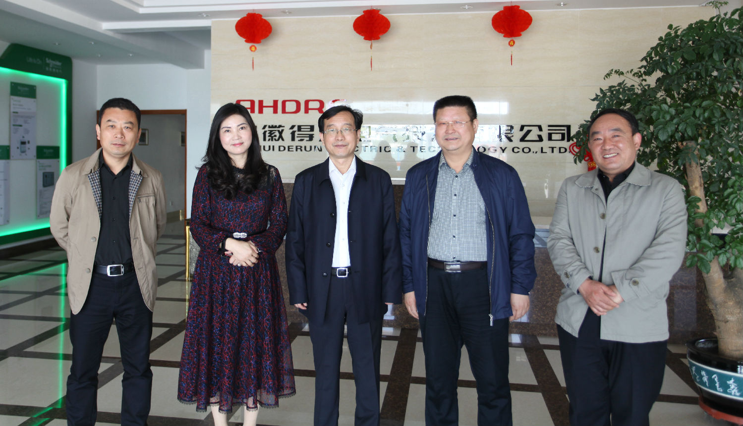 安徽得潤電氣 成套高低壓配電柜廠家 縣委書記來訪 電話:400-0551-777 QQ:3176885416 安徽得潤電氣 成套高低壓配電柜廠家 縣委書記來訪 電話:400-0551-777 QQ:3176885416