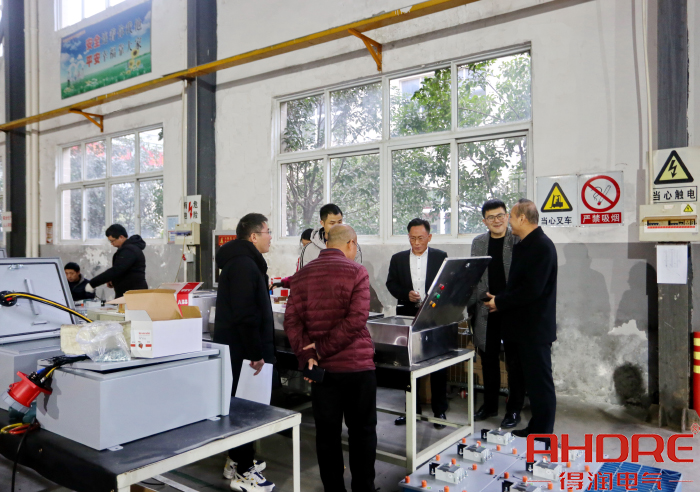 參觀配電箱.jpg 參觀配電箱.jpg