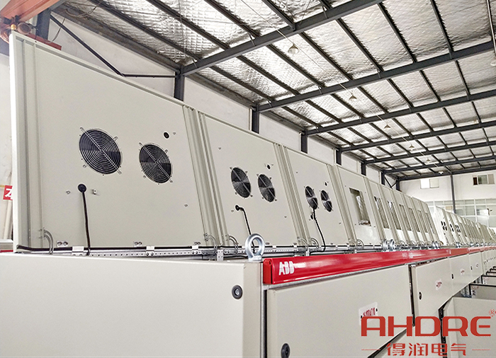 柜頂安裝的散熱風(fēng)扇.jpg 柜頂安裝的散熱風(fēng)扇.jpg