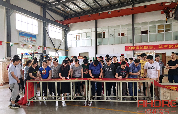 簽字活動.jpg 簽字活動.jpg