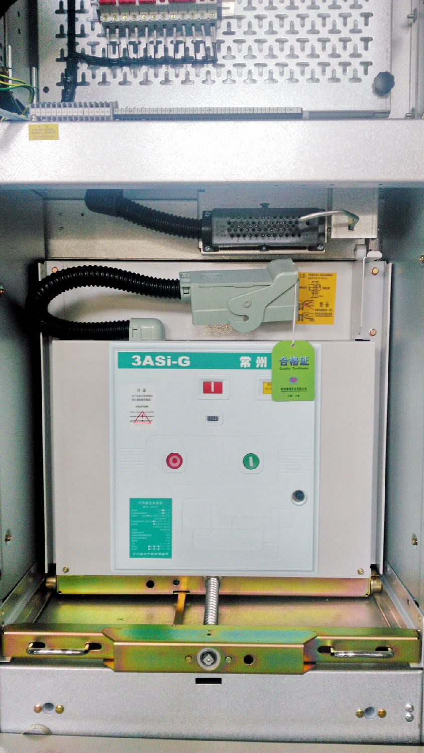 KYN28A中置式開關(guān)柜的斷路器室 得潤電氣 KYN28A中置式開關(guān)柜的斷路器室 得潤電氣