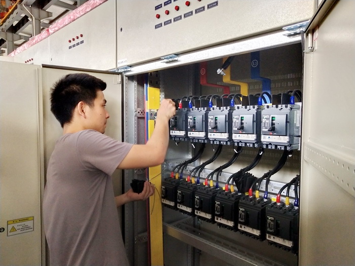 進(jìn)行斷路器隔板的安裝 進(jìn)行斷路器隔板的安裝